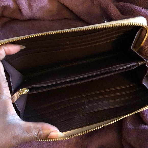 Coach embossed (signature) wallet - Picture 4 of 6